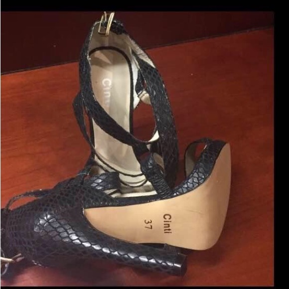 NWOT Cinti Black multi-strapped dress sandal. size 7 - Picture 3 of 3